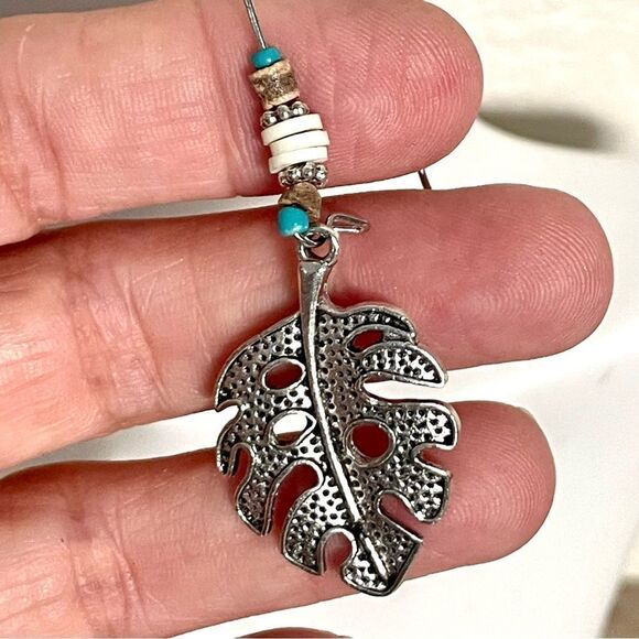 Silver tone leaf beaded earrings - Picture 2 of 9